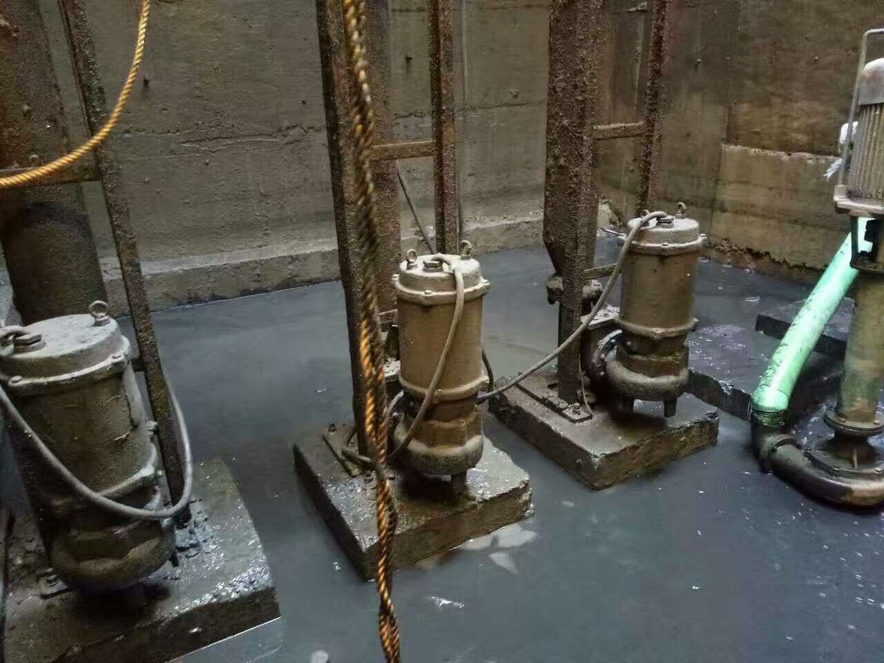 石楼污水池清理