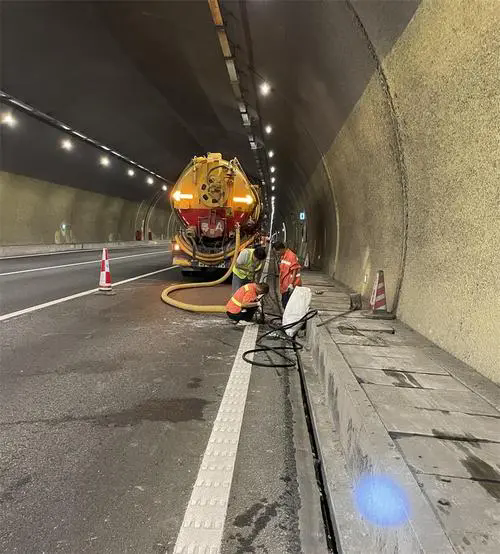 石楼隧道排水渠清淤